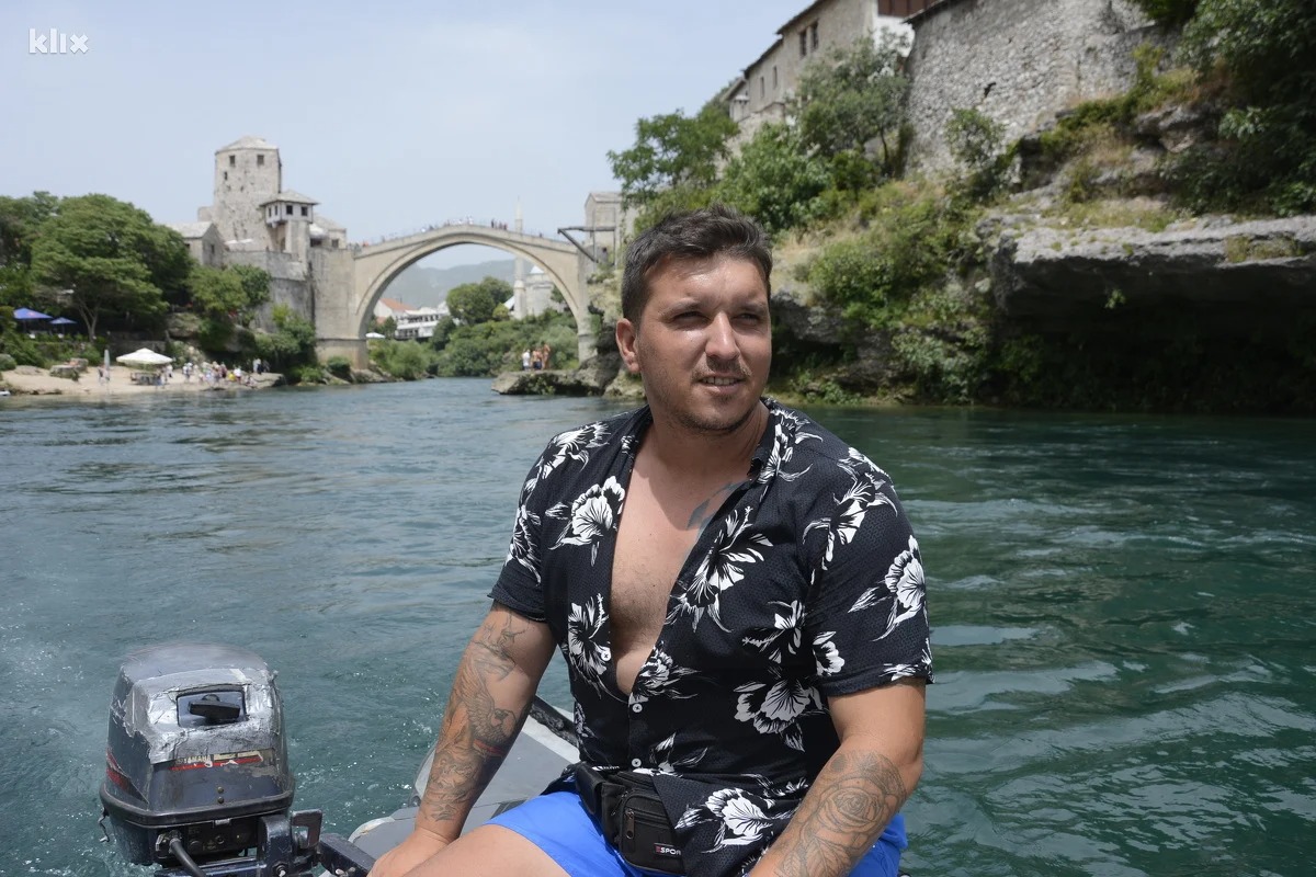 Vožnja čamcem ispod Starog mosta u Mostaru privlači domaće i strane turiste