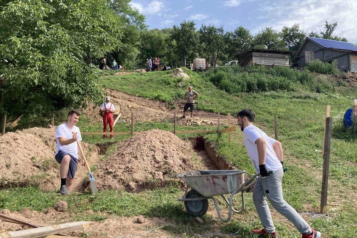 Omladinci iz sedam država grade kuću povratničkoj porodici Mehić iz Konjević Polja