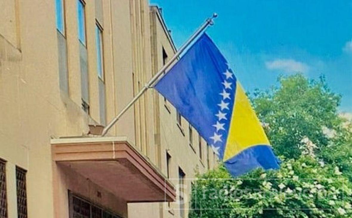 Dvije ambasade BiH za 11. juli nisu spustile zastave na pola koplja