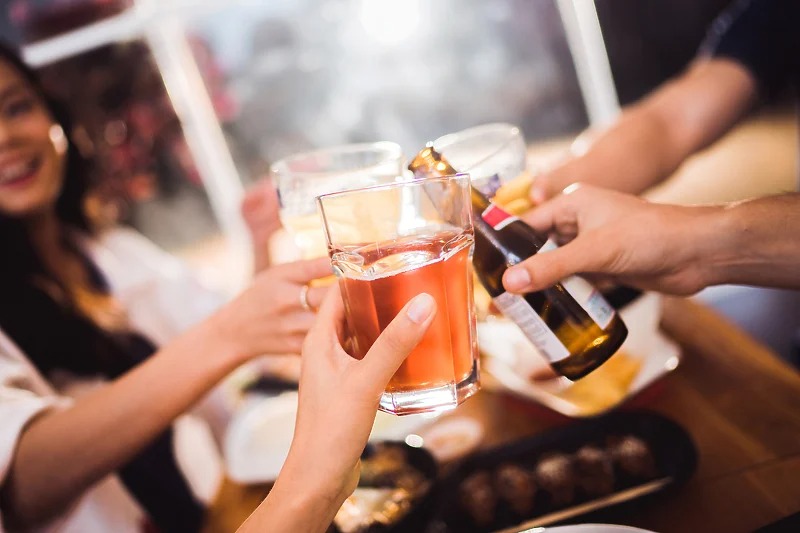 Mladi u Srbiji piju dvostruko više nego njihovi vršnjaci u Evropi