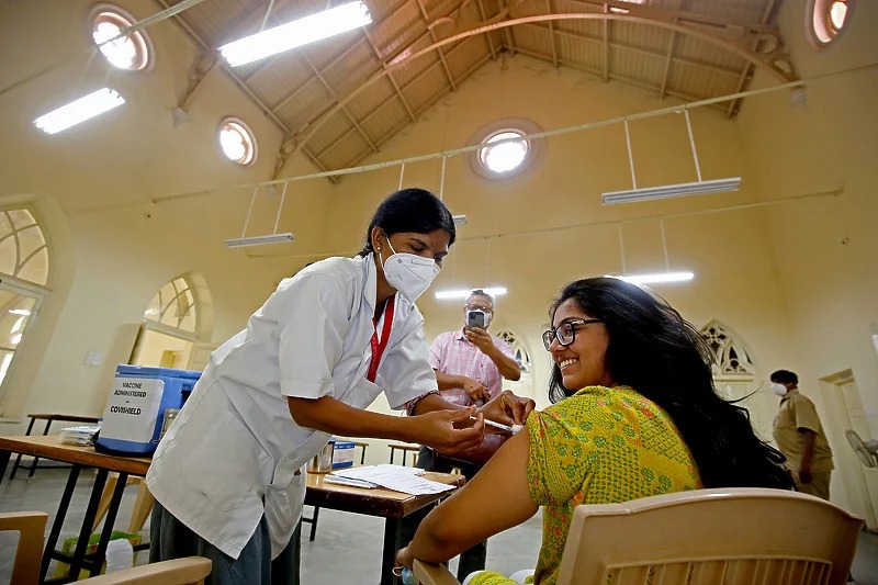 Indija: Umjesto vakcina protiv korone više od 2.000 ljudi “dobilo” slanu vodu