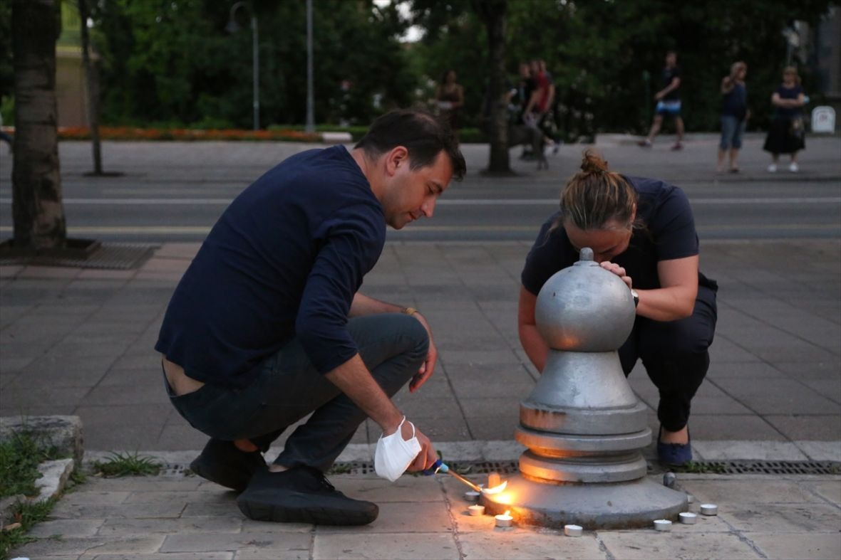 Na skupu u Beogradu zapaljene svijeće za žrtve Srebrenice