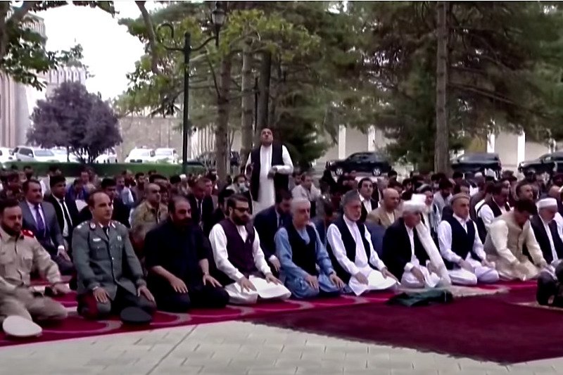 Snimak koji je obišao svijet: Vjernici klanjaju dok padaju granate, molitva jača od straha