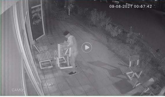 Nadzorne kamere snimile lopova kako krade stolice u Sanskom Mostu