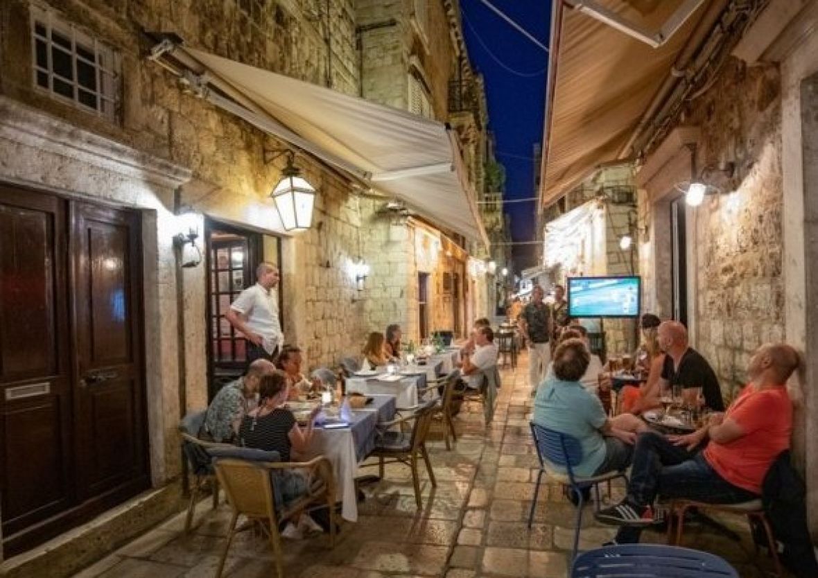 Kafić u Dubrovniku uveo pravilo o minimalnoj potrošnji: Građani šokirani!