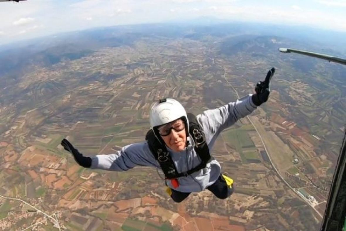 Ibrahim Kalesić (86) iz Tuzle najstariji aktivni padobranac u Europi