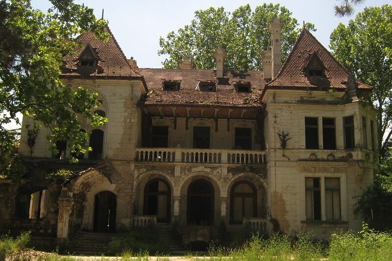 Obiđite napušteni dvorac u Srbiji u kojem je čuveni Clint Eastwood snimao film