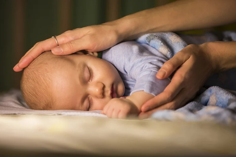 Zašto spavanje na stomaku može biti opasno za bebe