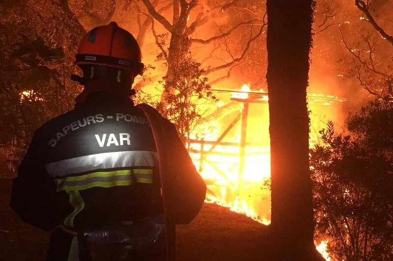 Požar u južnoj Francuskoj bjesni treći dan, jedna osoba poginula