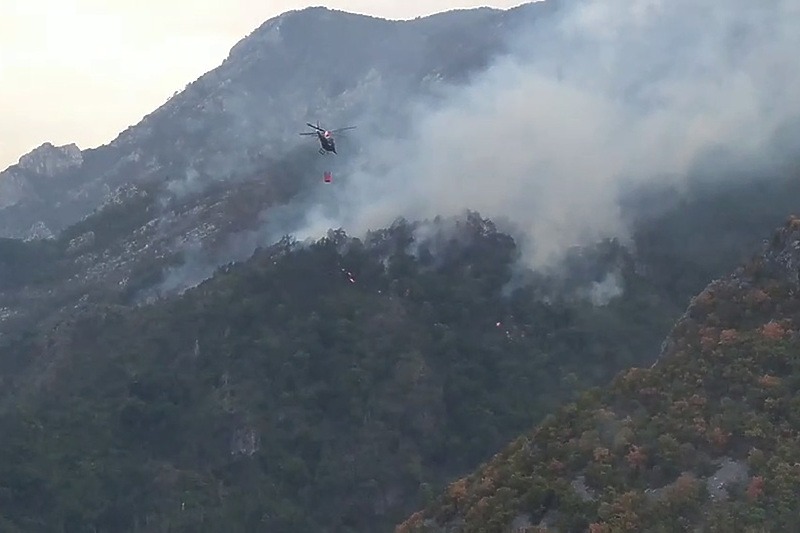 Požar u Donjoj Jablanici i dalje aktivan, helikopter iz RS-a pomaže u gašenju