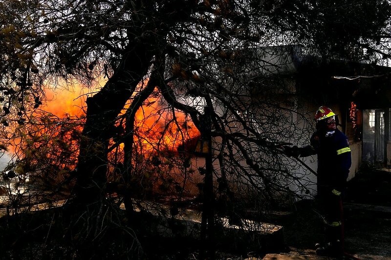 Novi šumski požar na grčkom otoku Evia, pripremljeni čamci za evakuaciju