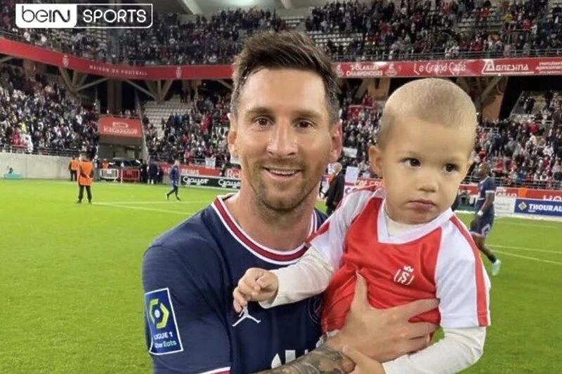 Srbijanski reprezentativac donio sina na teren i fotografisao ga u Messijevom naručju