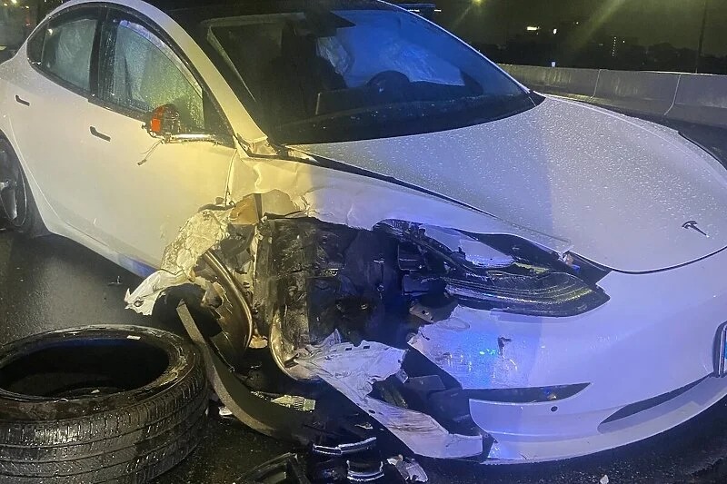 Teslin automobil udario u policijsko vozilo, vozač tvrdi da je bio uključen Autopilot