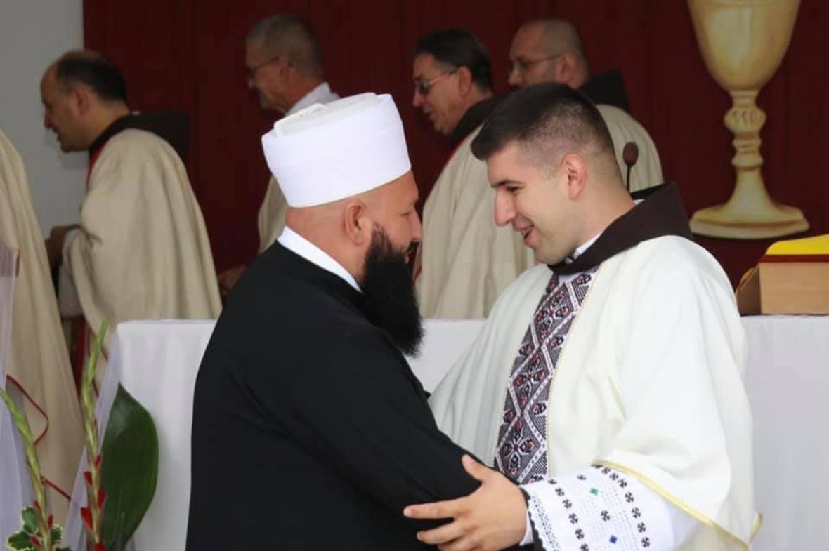Lijepa priča iz BiH: Prozorski imam došao na prvu misu mladom svećeniku