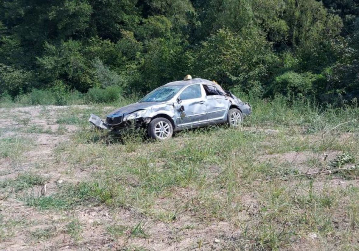 Maloljetnik ukrao vozilo od taksiste u BiH, nedugo nakon toga sletio sa puta