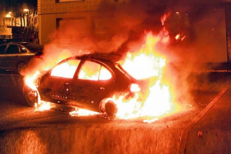 Nakon saobraćajne nesreće u Banjoj Luci, vozač pobjegao i zapalio vozilo