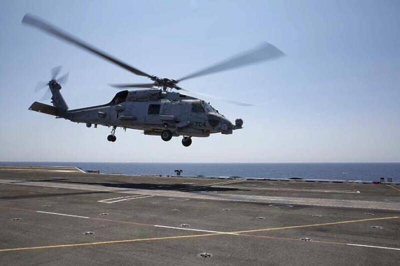 Helikopter američke mornarice pao u more, spašen jedan član posade
