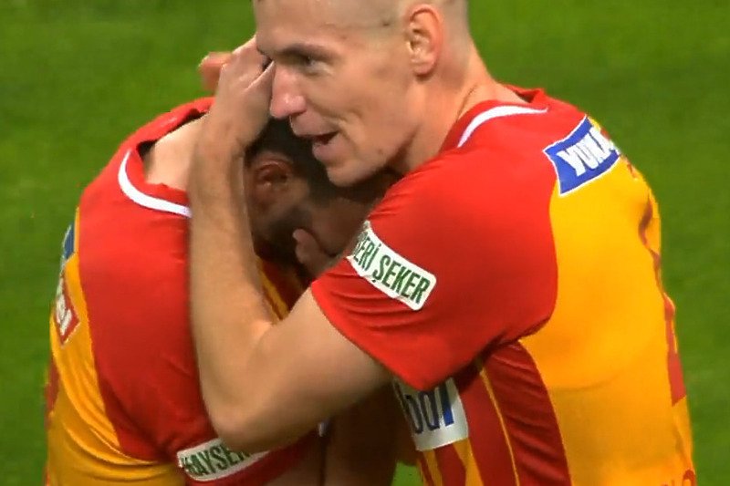 Turčin pogodio protiv “svog” Galatasaraya i briznuo u plač, saigrači ga jedva smirili