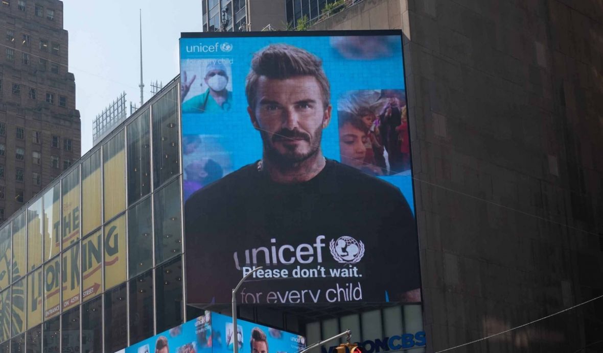 Poruka Davida Beckhama o važnosti vakcinisanja ‘osvanula’ na Times Squareu