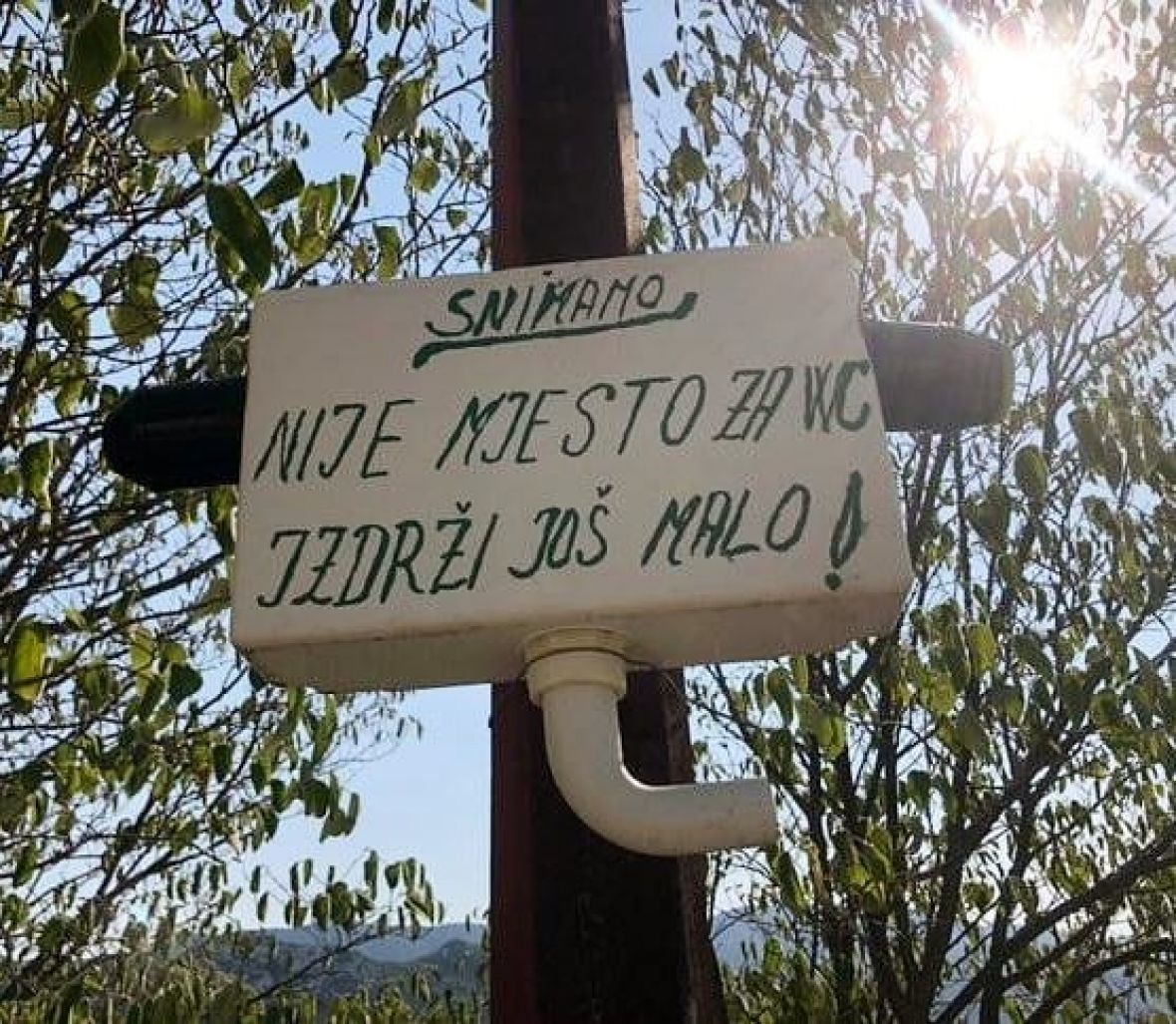 Na granici BiH i Hrvatske stoji vodokotlić sa upozorenjem koji je pravi hit