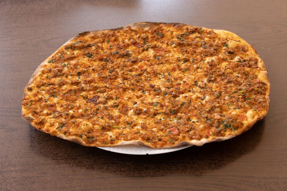 Kada Refika pravi: Idealan recept za turku pizzu – Lahmacun