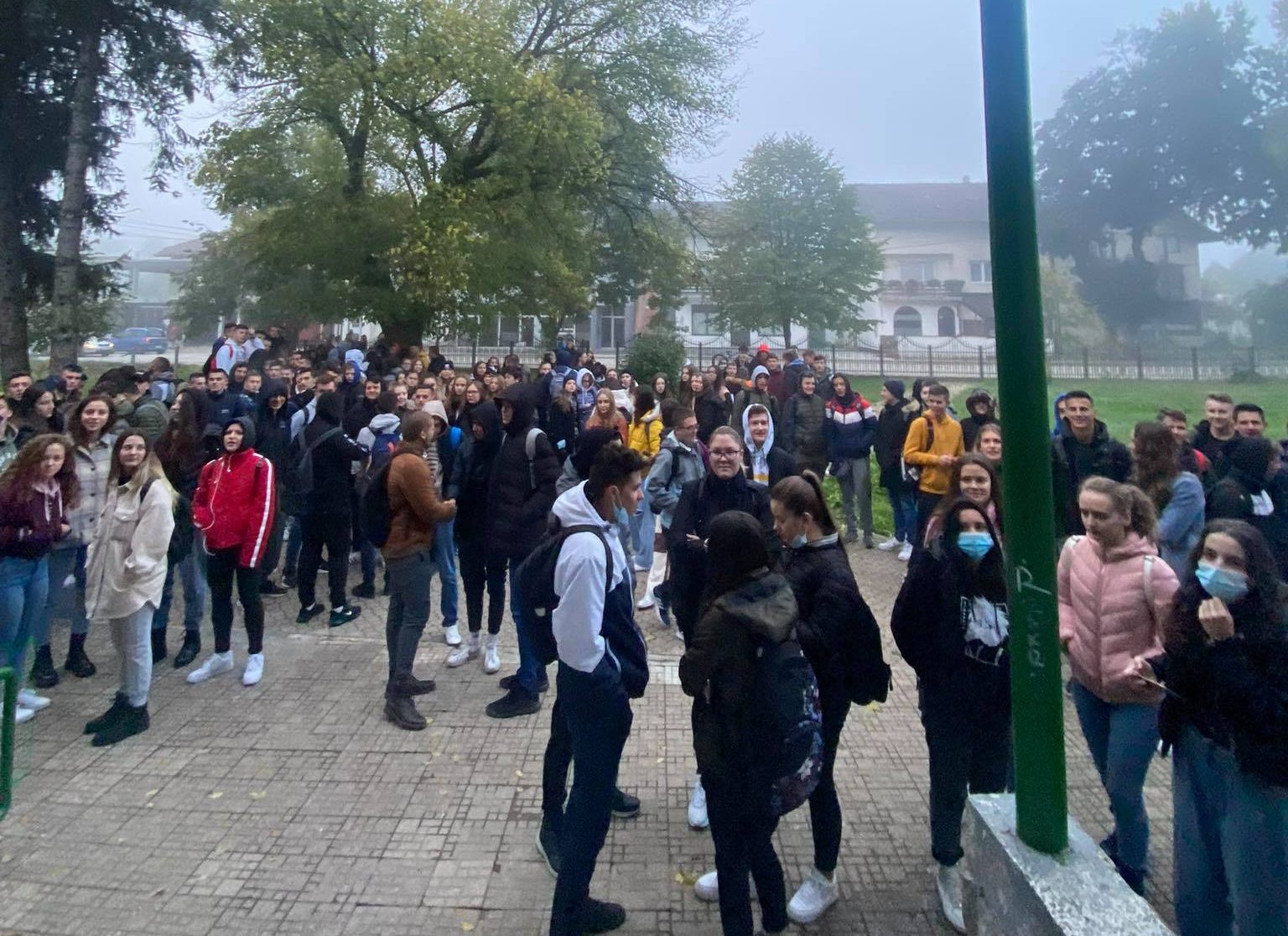 Učenici MSŠ u Sanskom Mostu su jutros odbili ući u prostorije škole na nastavu