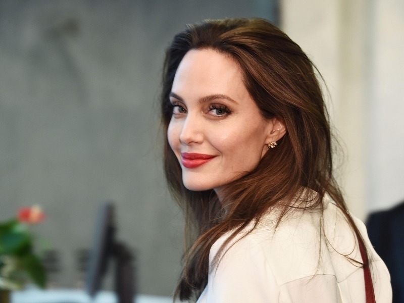 Angelina Jolie u haljini brenda Versace ukrala svu pažnju na premijeri filma u Rimu