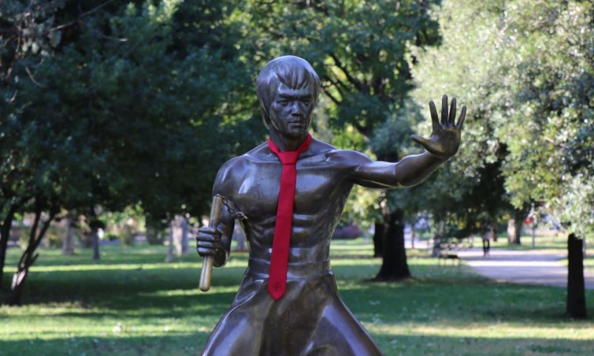 Zašto su biste bh. nobelovaca, kao i Brucea Leeja, ukrašene crvenim kravatama