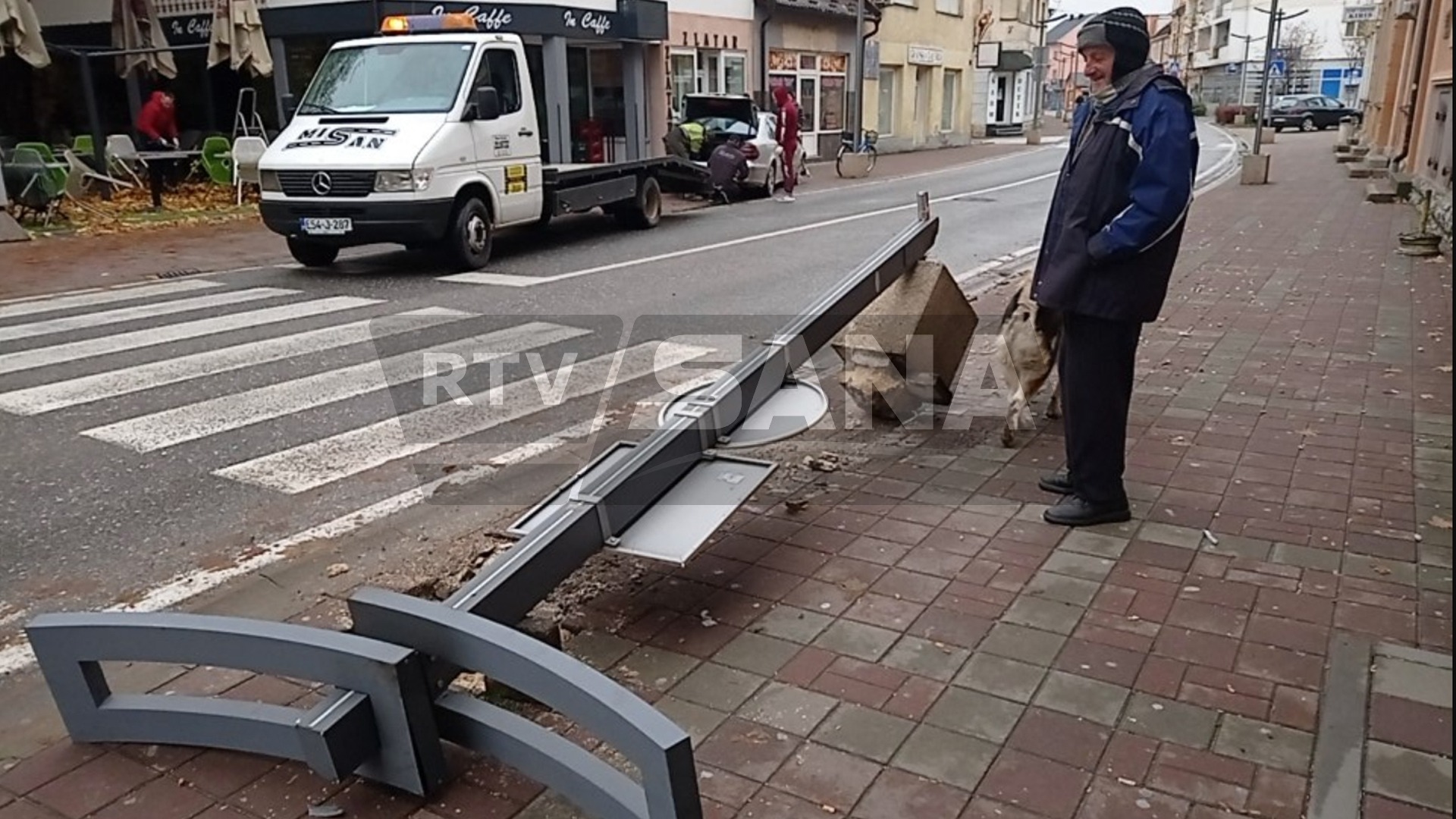 Autom srušio stub javne rasvjete u Prijedorskoj ulici