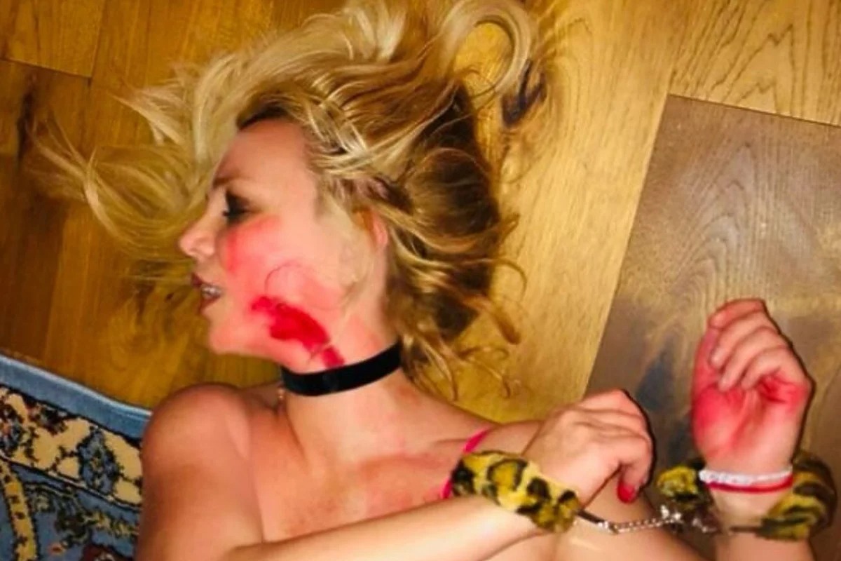 Britney Spears objavila fotografije na kojima krvava i vezana leži na podu