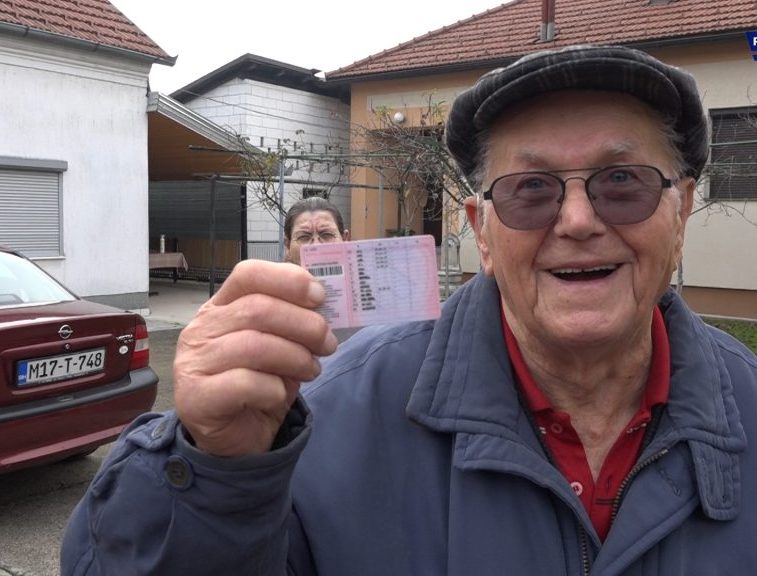 Vozačku dozvolu produžio u 92. godini života