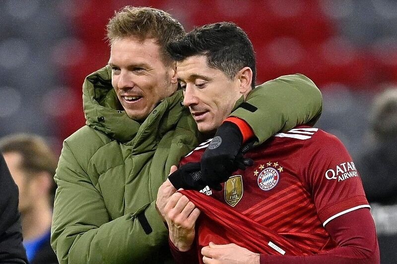 Trener Bayerna u snu doziva igrače, njegova supruga tvrdi da je često budi
