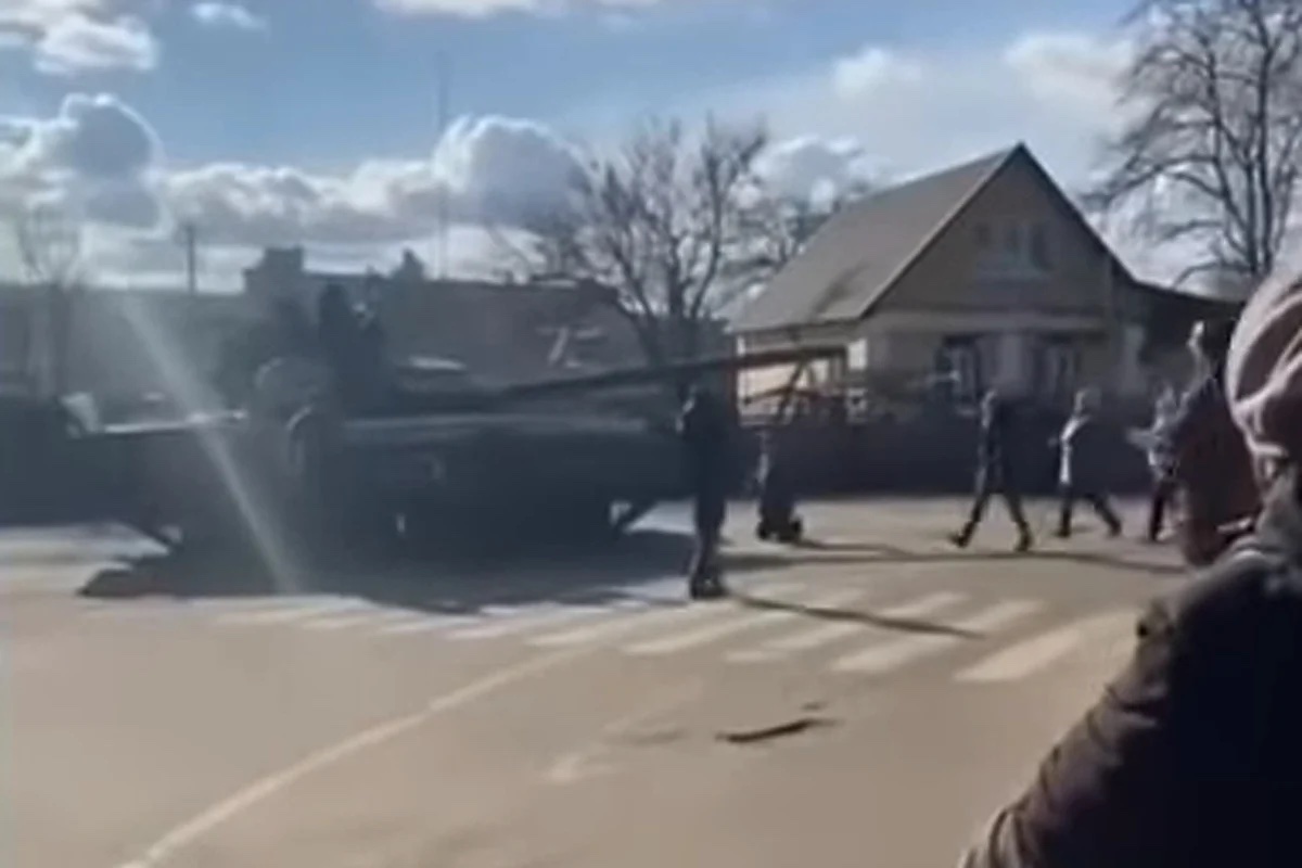 Simbol ukrajinskog otpora: Čovjek se popeo na tenk, a zatim klečao pred njim