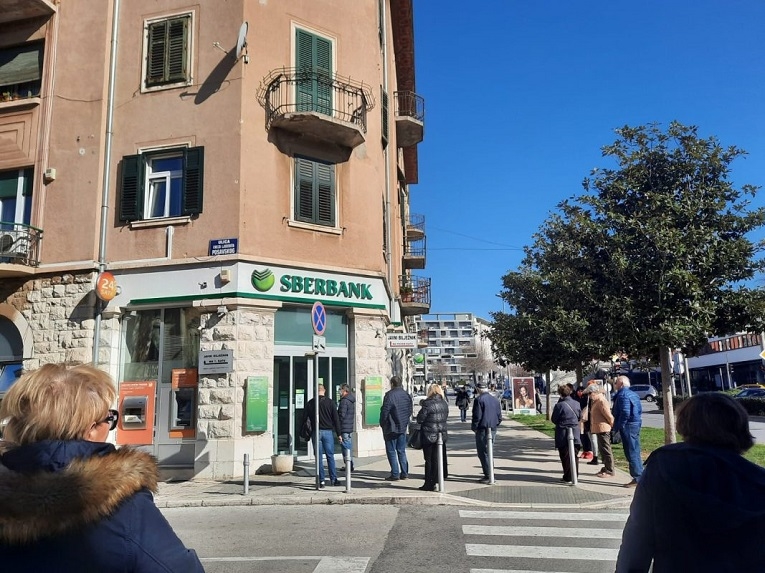 Ovo je red ispred Sberbanke u Splitu