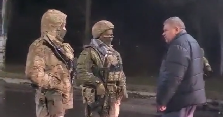 Čovjek u Ukrajini ukorio ruske vojnike: “Šta radite ovdje? Vi ste samo lutke”