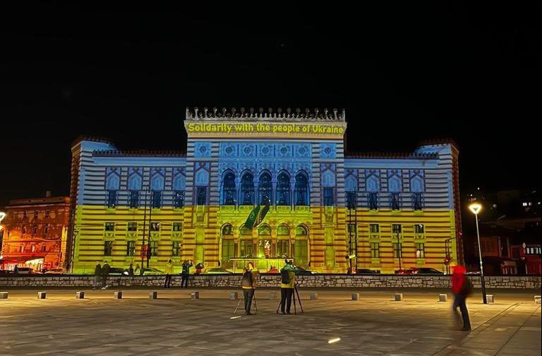 Sarajevska Vijećnica večeras je u bojama Ukrajine, podrška iz glavnog grada BiH￼