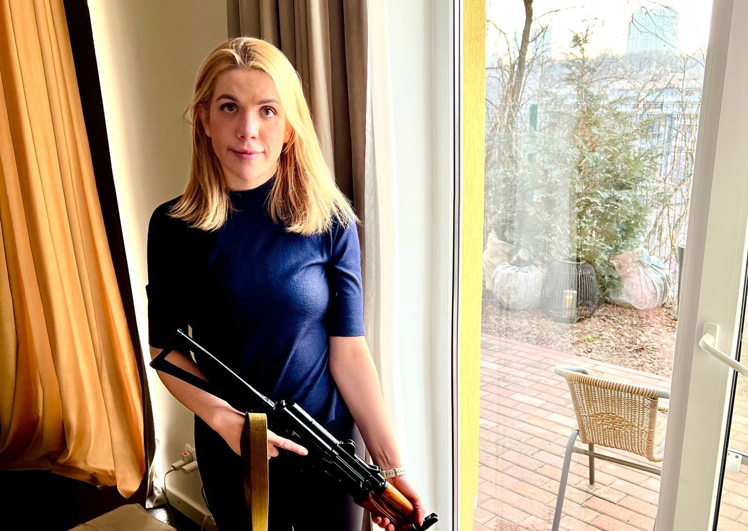 Ukrajinska parlamentarka se fotografisala držeći pušku: Žene će braniti zemlju isto kao muškarci