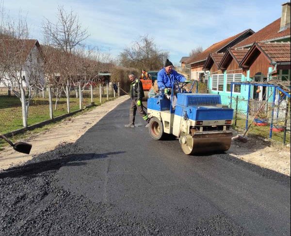 Počelo asfaltiranje 800 metara lokalnih puteva u Zdeni
