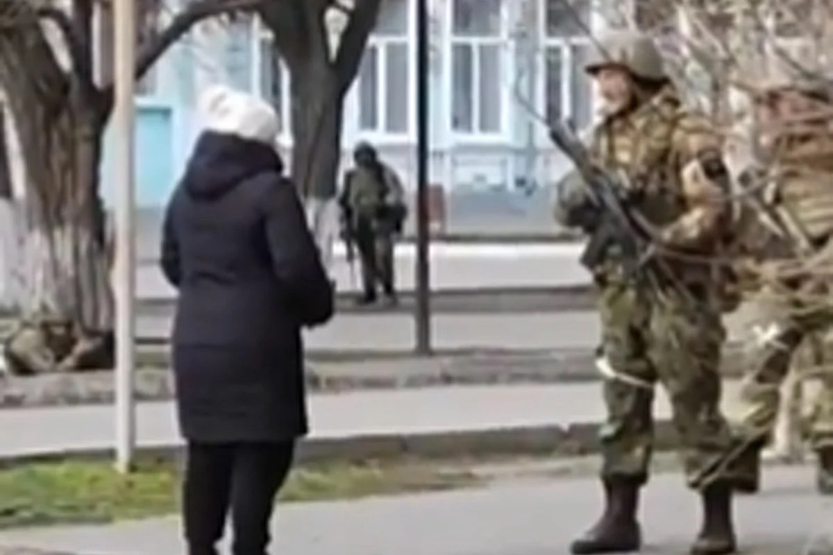 Hrabra Ukrajinka suočila se s naoružanim ruskim vojnikom: Šta, dođavola, radite ovdje?
