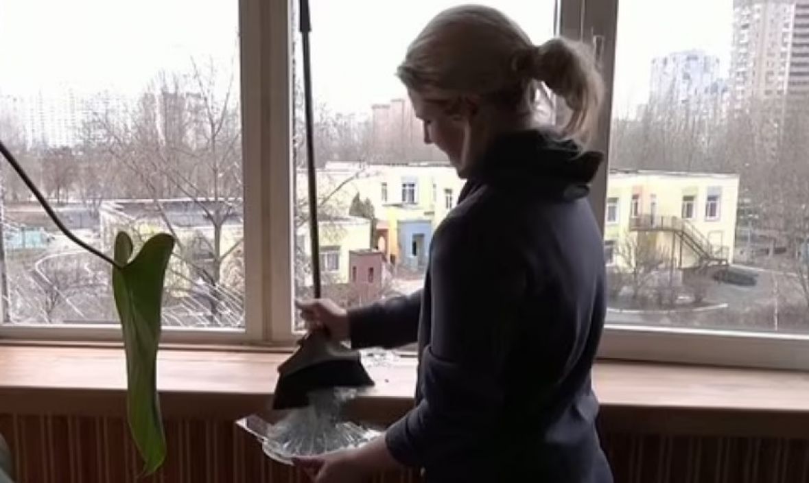 Prkosna Ukrajinka zapjevala himnu dok je čistila bombardovani stan