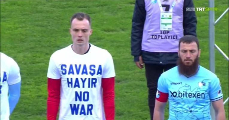 Nogometaš odbio obući majicu s natpisom “zaustavite rat”. Evo kako je to objasnio ￼