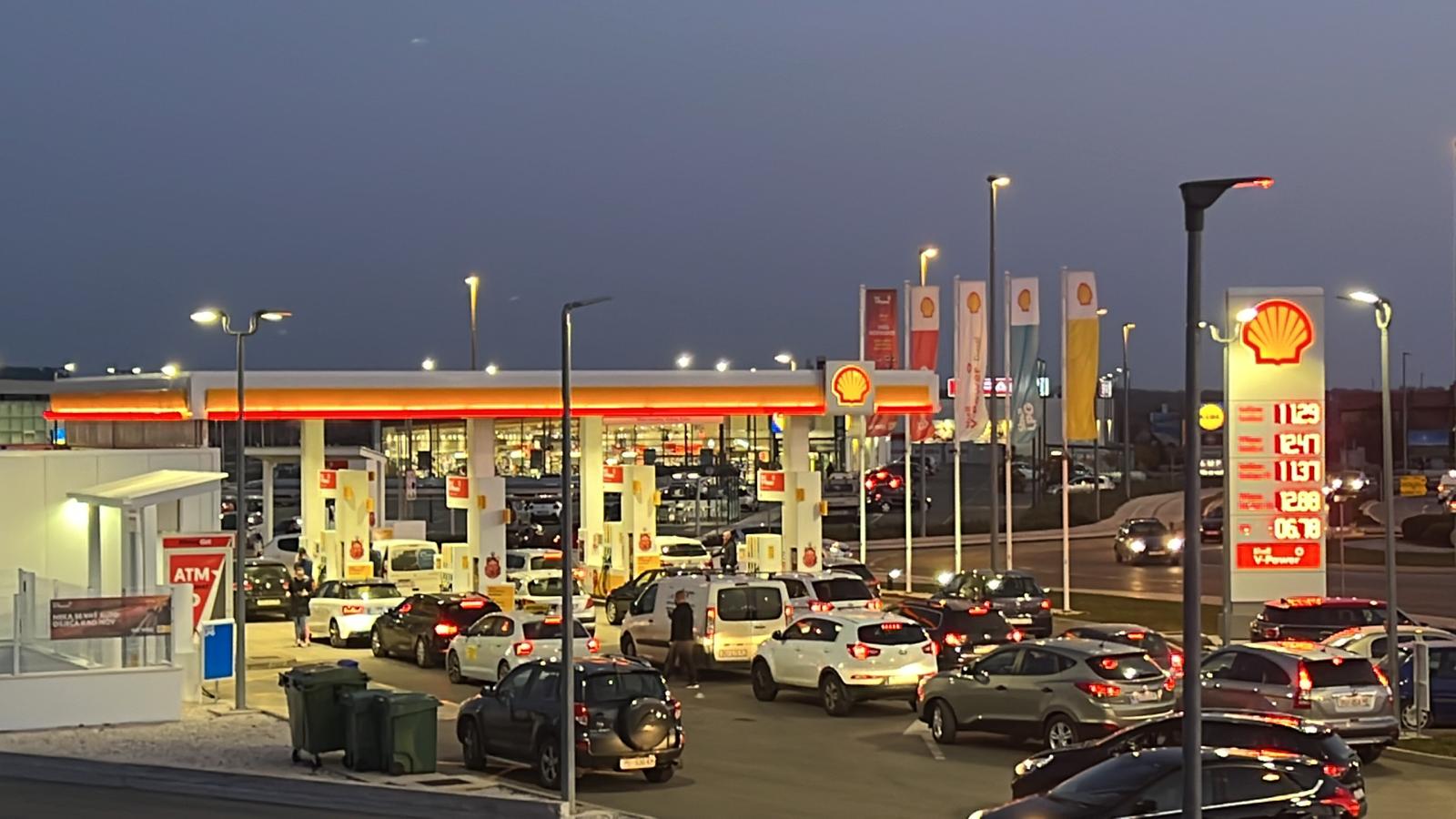 U Hrvatskoj poskupjelo gorivo, brojni vozači sinoć čekali u kolonama da napune rezerovar
