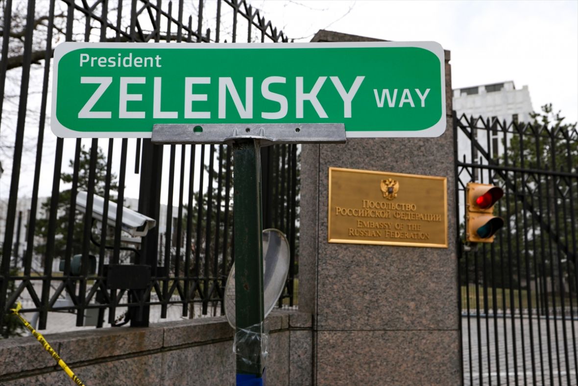 Ispred Ambasade Rusije u Washingtonu postavljena tabla “Put predsjednika Zelenskog”