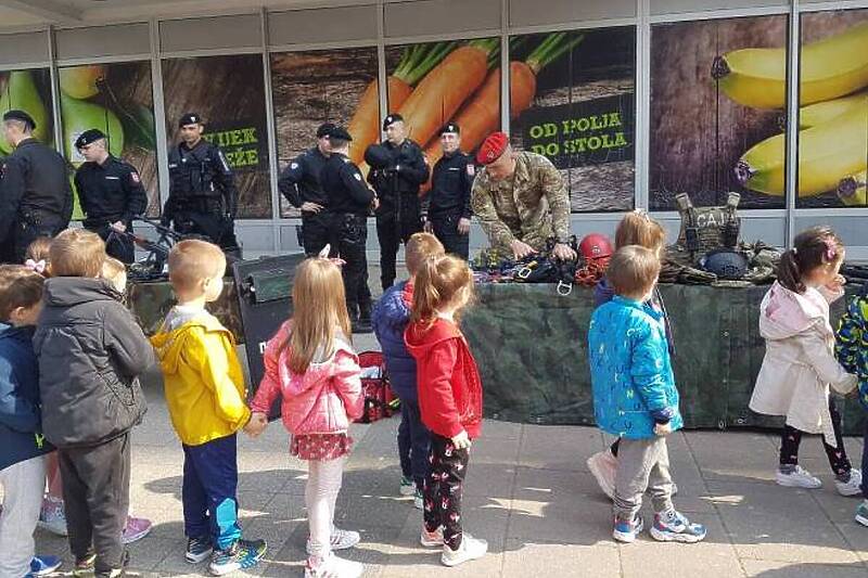 Zvaničnici RS-a plaše djecu EUFOR-om, a entitetska policija đacima prezentuje oružje i oklopnjake