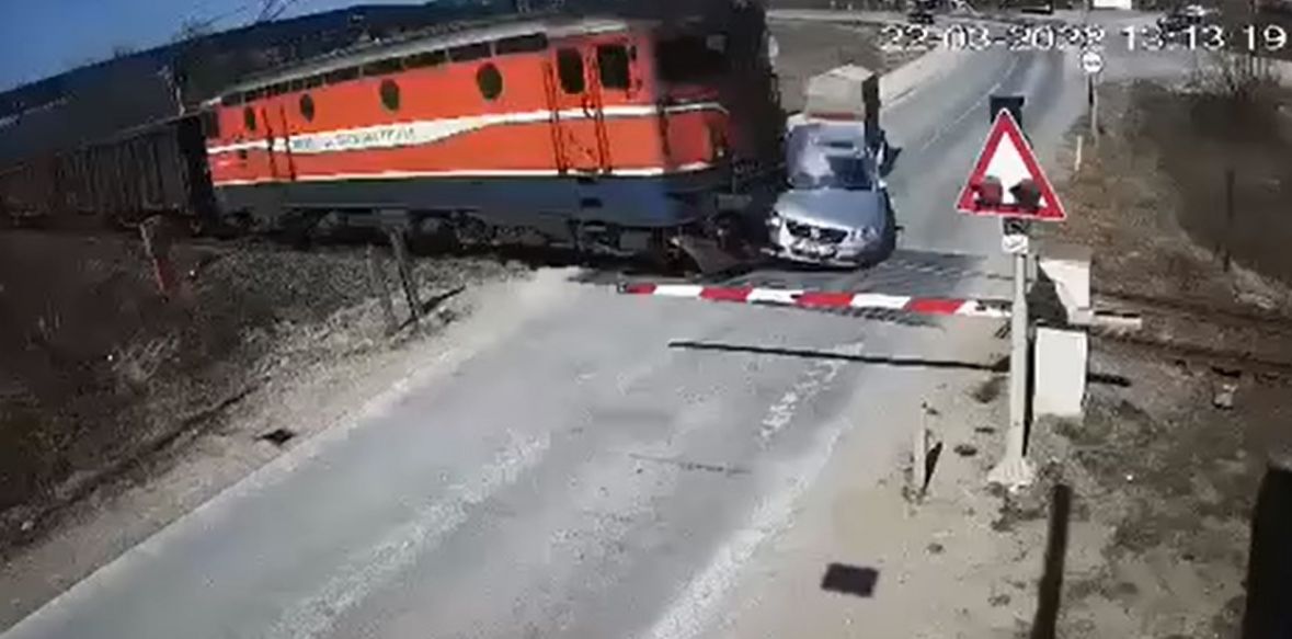 Pogledajte stravičan sudar voza i automobila na opasnoj cesti u BiH