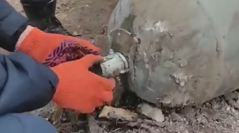 Snimka od 1.4 milijuna pregleda: “Ukrajinci rukama i vodom deaktivirali rusku bombu” ￼
