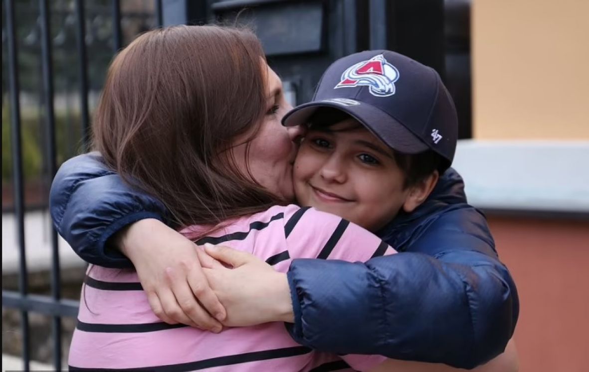Dječak iz Ukrajine koji je sam došao u Slovačku, dočekao je ponovo zagrljaj majke