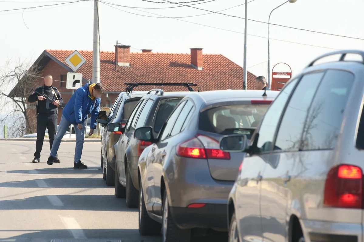 Načelnik policije u Prijedoru upucan s leđa kada je krenuo na posao, opsadno stanje u gradu