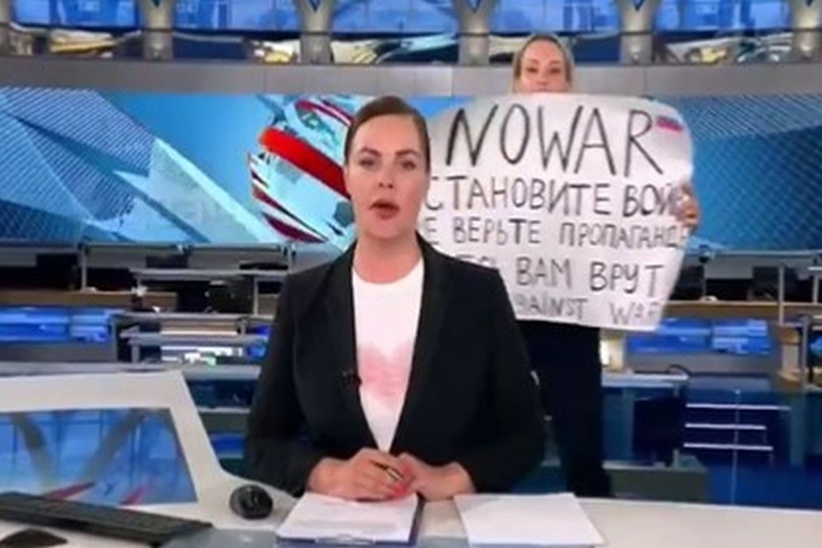 Hrabar potez urednice ruske TV: S ovim transparentom se pojavila u progamu uživo