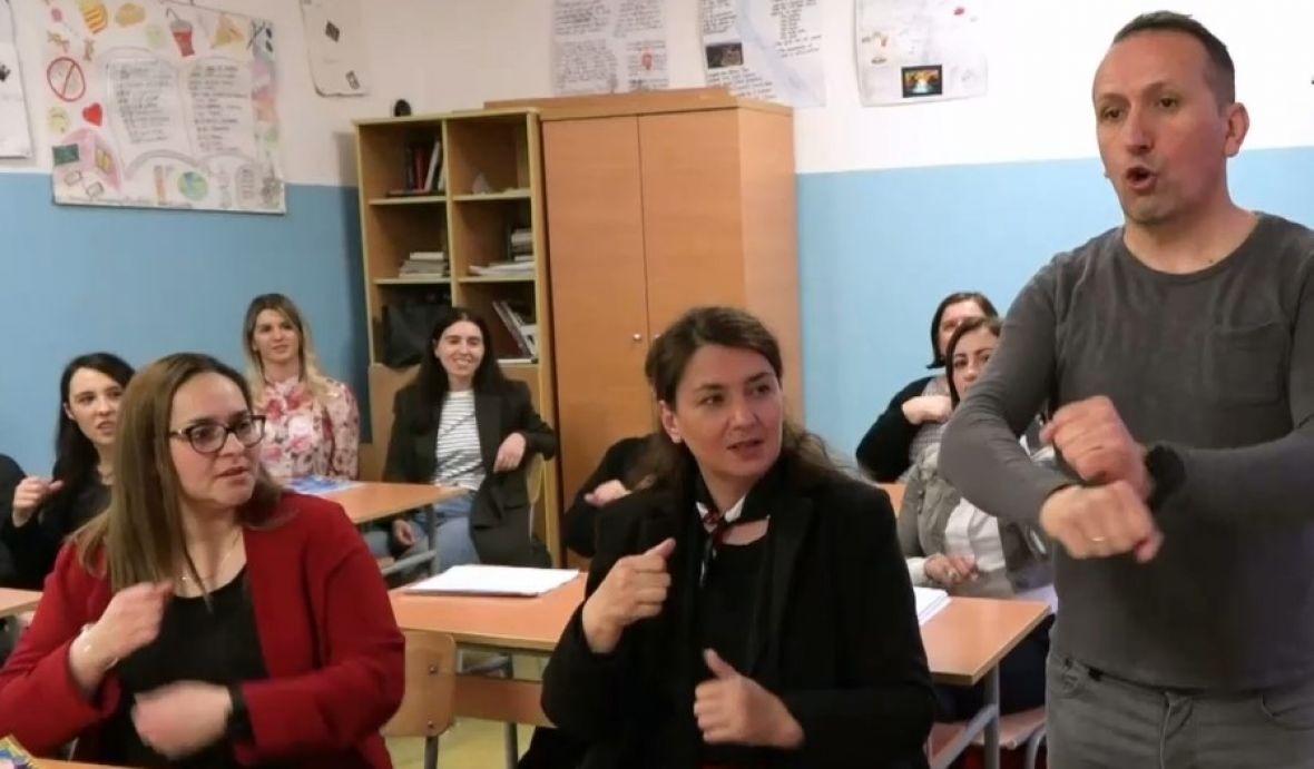 U Kupresu, zbog prijatelja iz klupe i svog učenika, u školi uče znakovni jezik